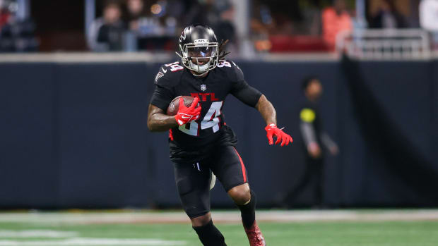 Jan 1, 2023; Atlanta, Georgia, USA; Atlanta Falcons running back Cordarrelle Patterson (84) runs the ball against the Arizona Cardinals in the first half at Mercedes-Benz Stadium. Mandatory Credit: Brett Davis-USA TODAY Sports